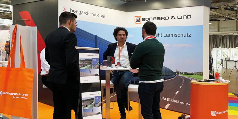 Bongard & Lind am Saferoad-Stand mit Lärmschutzsystemen auf dem Deutschen Straßenausstattertag 2023 in Karlsruhe.
